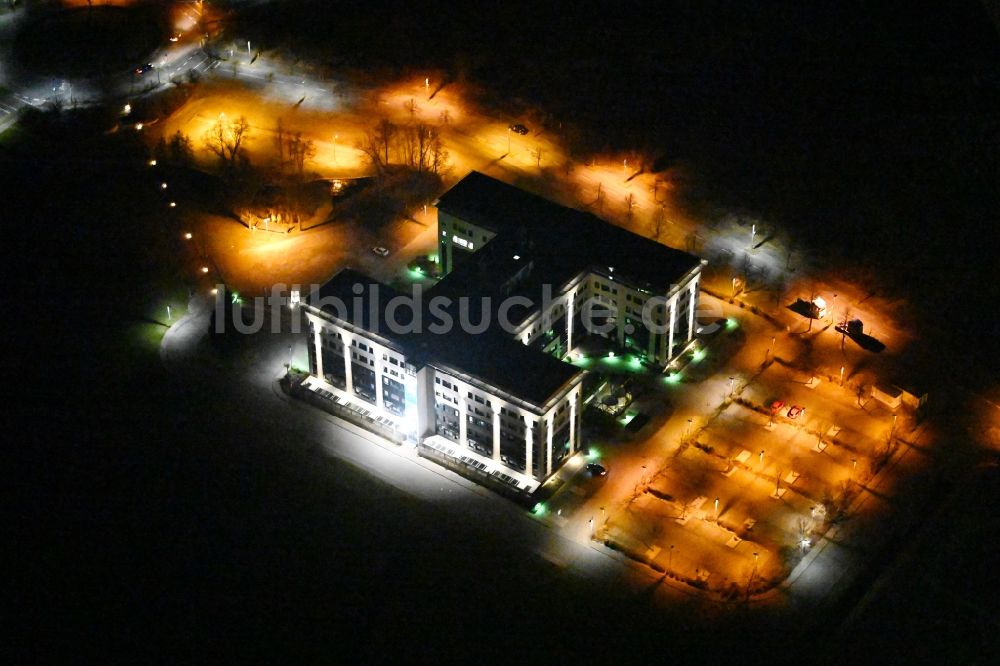 Kabelsketal bei Nacht aus der Vogelperspektive: Nachtluftbild Bürogebäude des Geschäftshauses Europa Center in Kabelsketal im Bundesland Sachsen-Anhalt, Deutschland