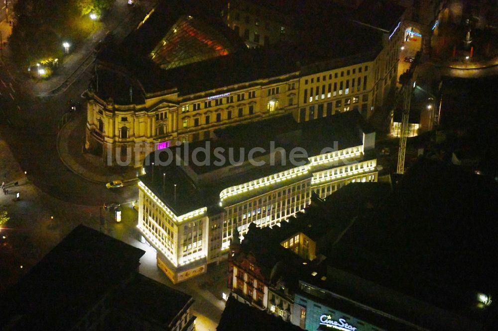 Leipzig bei Nacht aus der Vogelperspektive: Nachtluftbild Bürogebäude des Geschäftshauses Petersstraße in Leipzig im Bundesland Sachsen, Deutschland