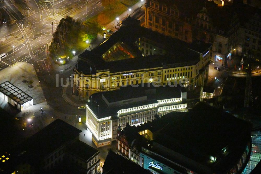 Leipzig bei Nacht von oben - Nachtluftbild Bürogebäude des Geschäftshauses Petersstraße in Leipzig im Bundesland Sachsen, Deutschland