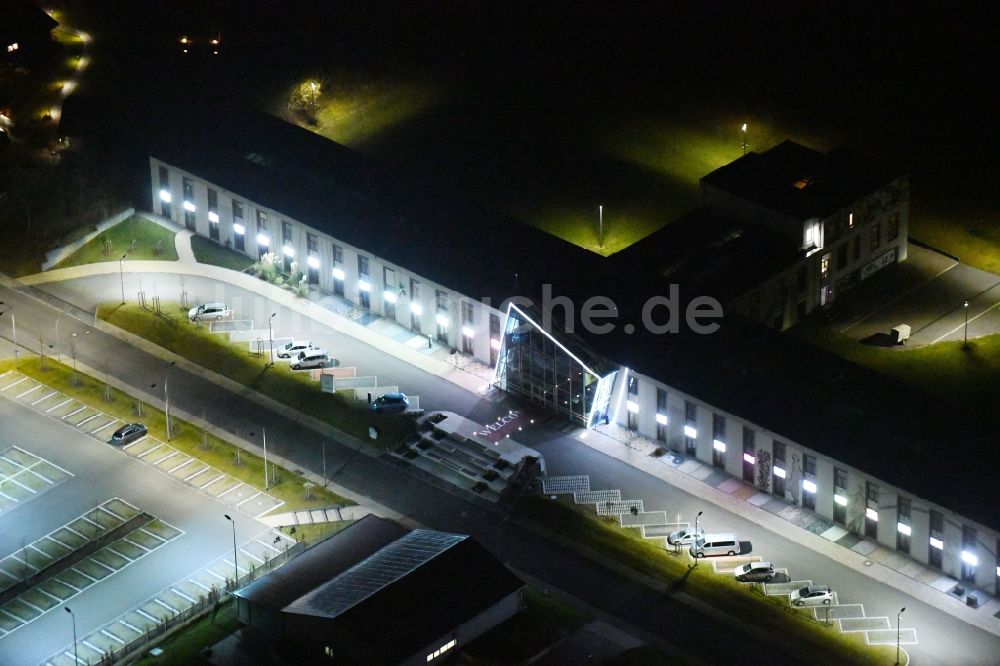 Nachtluftbild Weimar - Nachtluftbild Bürogebäude des Geschäftshauses der Saller Bau GmbH In der Buttergrube in Weimar im Bundesland Thüringen, Deutschland