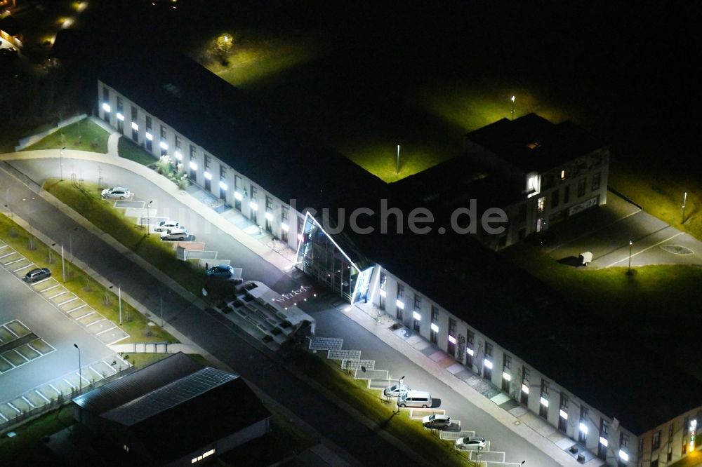 Nacht-Luftaufnahme Weimar - Nachtluftbild Bürogebäude des Geschäftshauses der Saller Bau GmbH In der Buttergrube in Weimar im Bundesland Thüringen, Deutschland