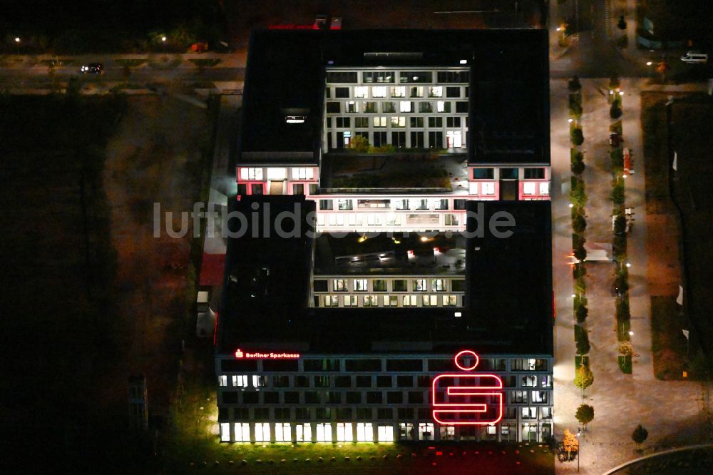 Berlin bei Nacht von oben - Nachtluftbild Bürogebäude des Geschäftshauses Square 1 im Ortsteil Johannisthal in Berlin, Deutschland