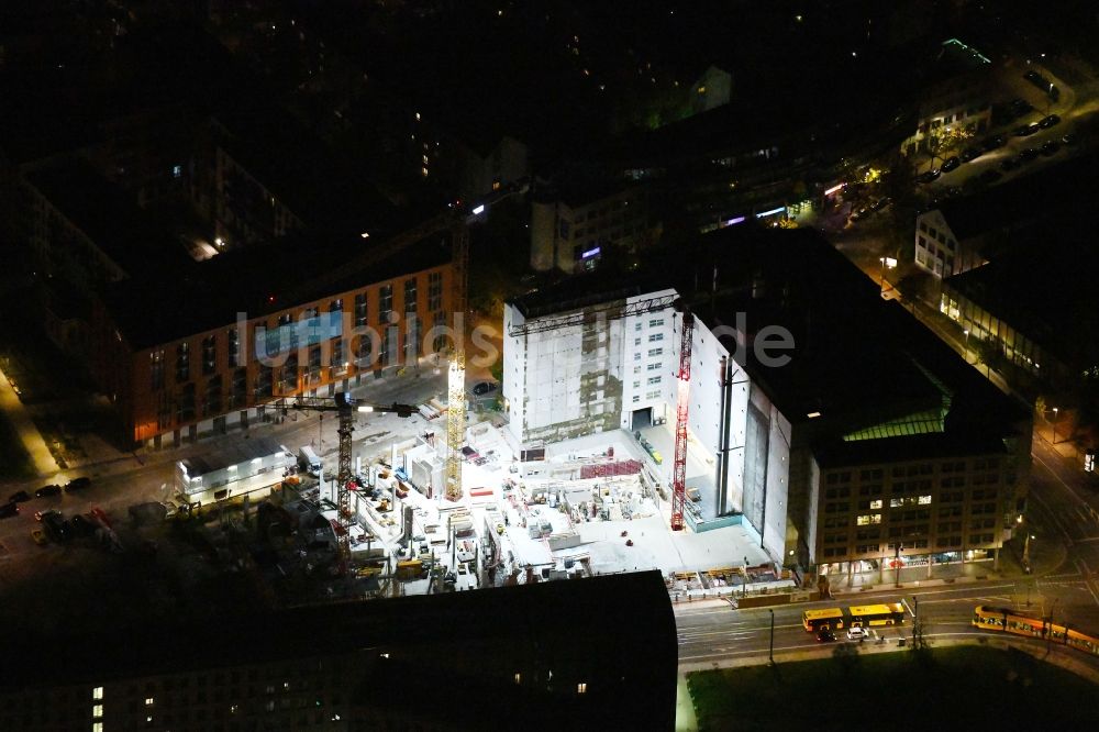 Dresden bei Nacht aus der Vogelperspektive: Nachtluftbild Bürogebäude des Geschäftshauses VauVau in Dresden im Bundesland Sachsen, Deutschland