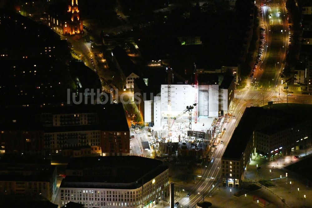 Dresden bei Nacht von oben - Nachtluftbild Bürogebäude des Geschäftshauses VauVau in Dresden im Bundesland Sachsen, Deutschland