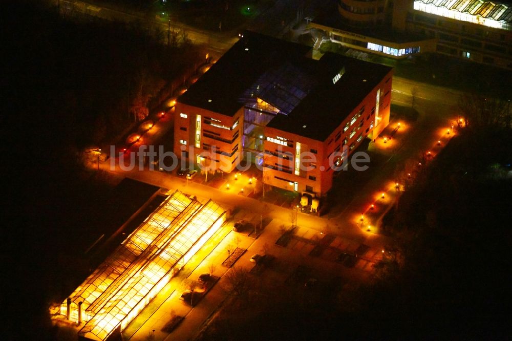 Nacht-Luftaufnahme Halle (Saale) - Nachtluftbild Bürogebäude des Geschäftshauses Am Weinbergsweg im Ortsteil West in Halle (Saale) im Bundesland Sachsen-Anhalt, Deutschland