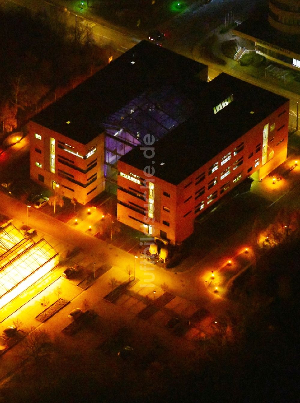 Halle (Saale) bei Nacht aus der Vogelperspektive: Nachtluftbild Bürogebäude des Geschäftshauses Am Weinbergsweg im Ortsteil West in Halle (Saale) im Bundesland Sachsen-Anhalt, Deutschland