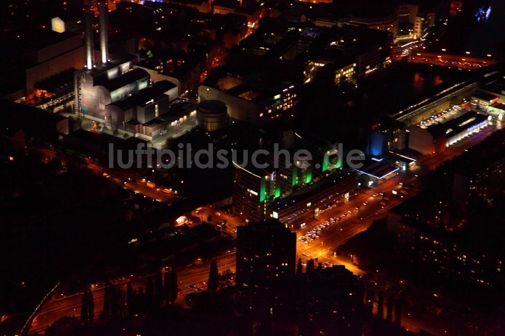 Berlin bei Nacht von oben - Bürogebäude Trias Berlin und Heizkraftwerk Mitte bei Nacht in Berlin