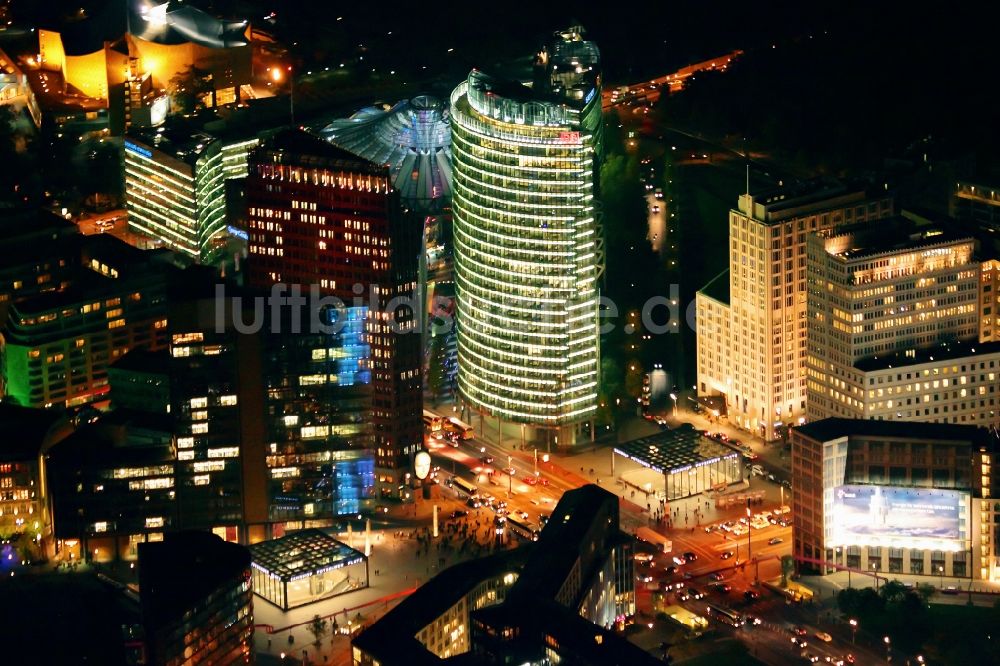 Berlin bei Nacht von oben - Nachtluftbild Bürohochhaus Bahn Tower am Potsdamer Platz im Ortsteil Tiergarten in Berlin