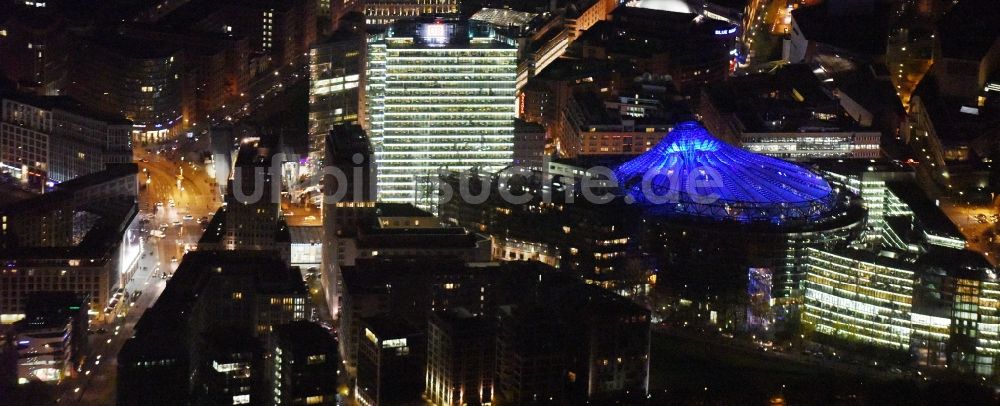 Berlin bei Nacht von oben - Nachtluftbild Bürohochhaus Bahn Tower am Sony-Center am Potsdamer Platz im Ortsteil Mitte in Berlin