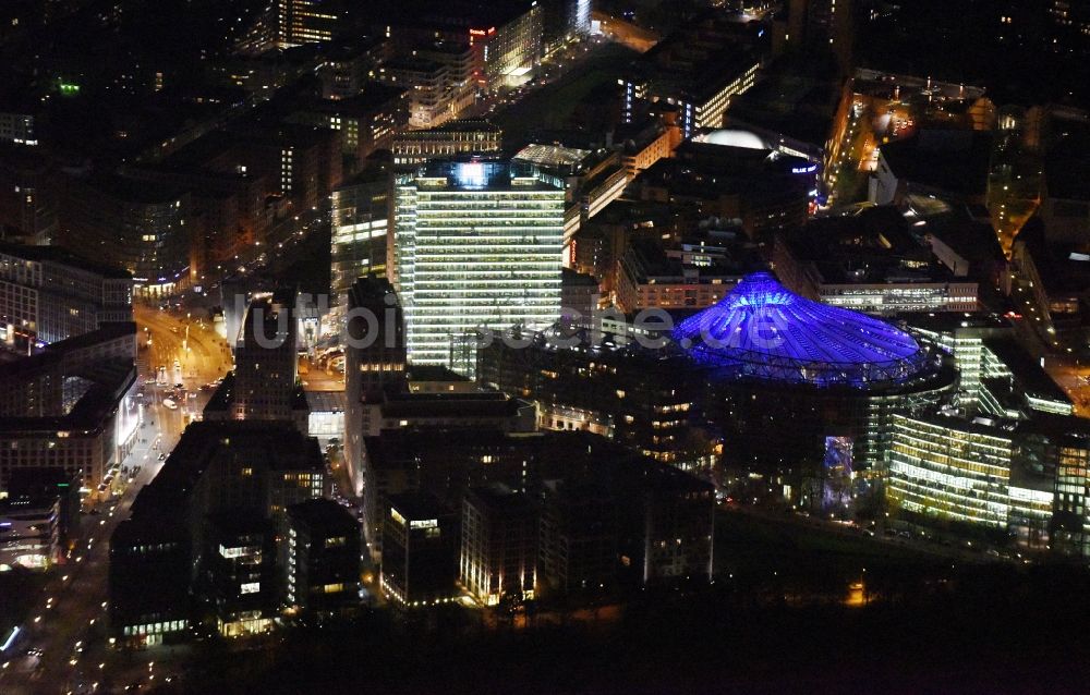 Berlin bei Nacht aus der Vogelperspektive: Nachtluftbild Bürohochhaus Bahn Tower am Sony-Center am Potsdamer Platz im Ortsteil Mitte in Berlin