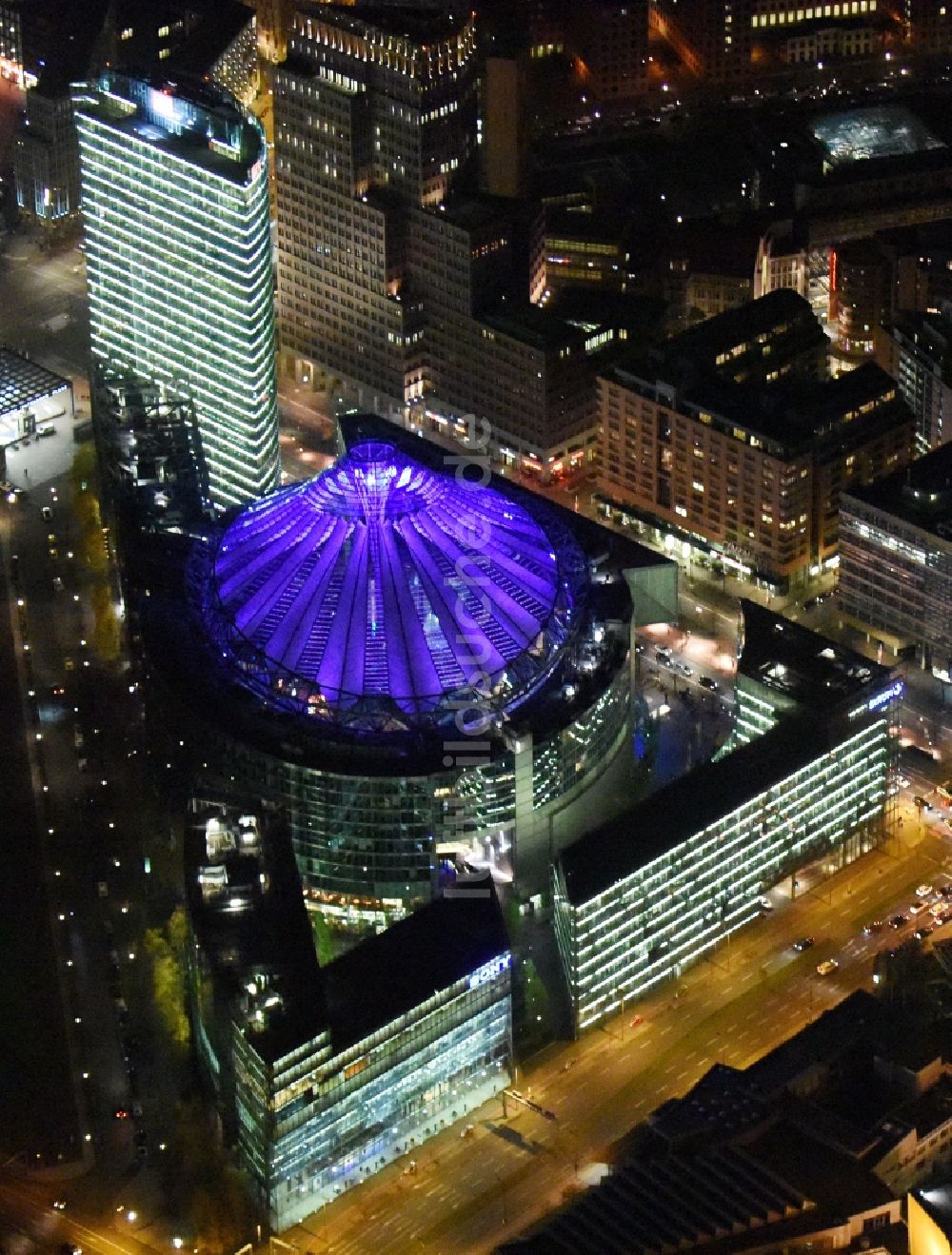 Nachtluftbild Berlin - Nachtluftbild Bürohochhaus Bahn Tower am Sony-Center am Potsdamer Platz im Ortsteil Mitte in Berlin