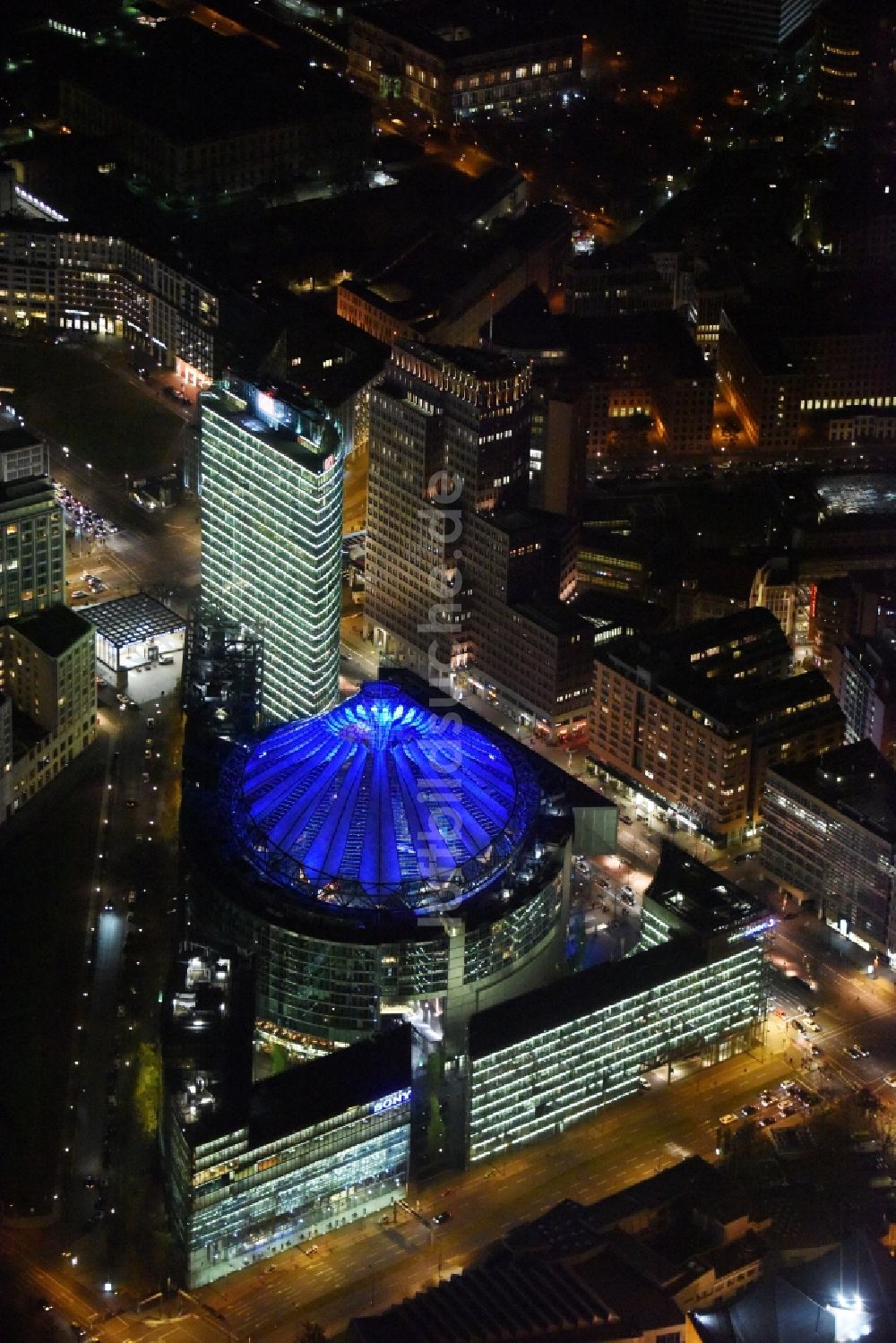 Nacht-Luftaufnahme Berlin - Nachtluftbild Bürohochhaus Bahn Tower am Sony-Center am Potsdamer Platz im Ortsteil Mitte in Berlin