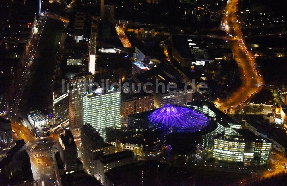 Berlin bei Nacht von oben - Nachtluftbild Bürohochhaus Bahn Tower am Sony-Center am Potsdamer Platz im Ortsteil Mitte in Berlin