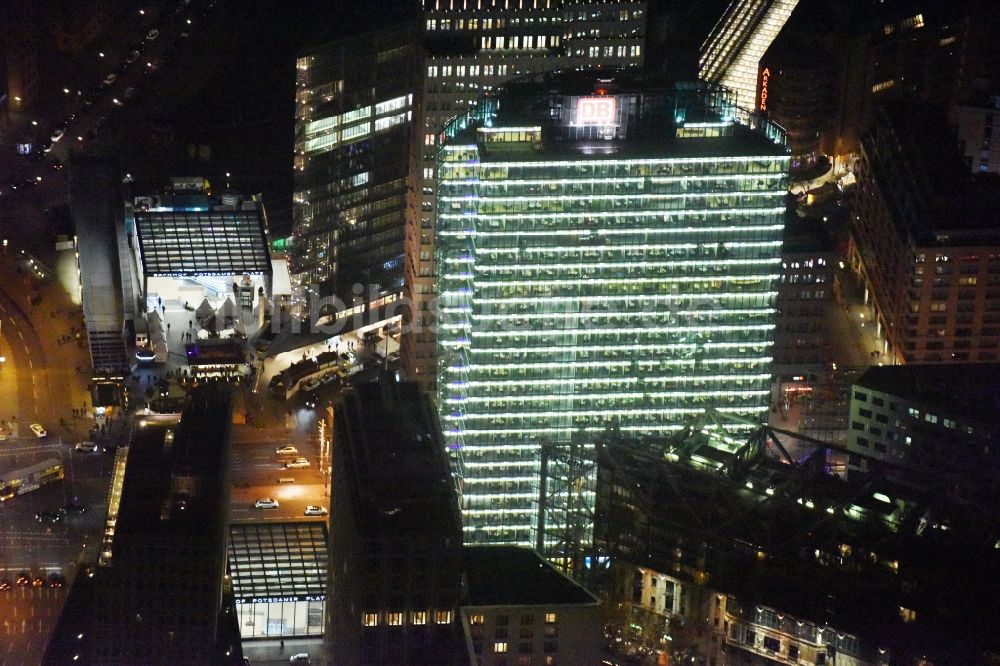 Berlin bei Nacht aus der Vogelperspektive: Nachtluftbild Bürohochhaus Bahn Tower am Sony-Center am Potsdamer Platz im Ortsteil Mitte in Berlin