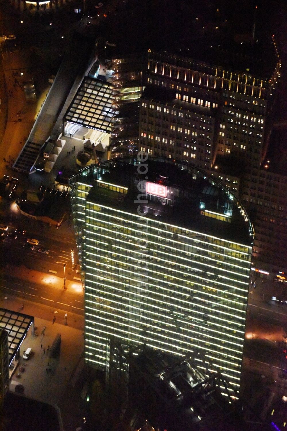 Nachtluftbild Berlin - Nachtluftbild Bürohochhaus Bahn Tower am Sony-Center am Potsdamer Platz im Ortsteil Mitte in Berlin