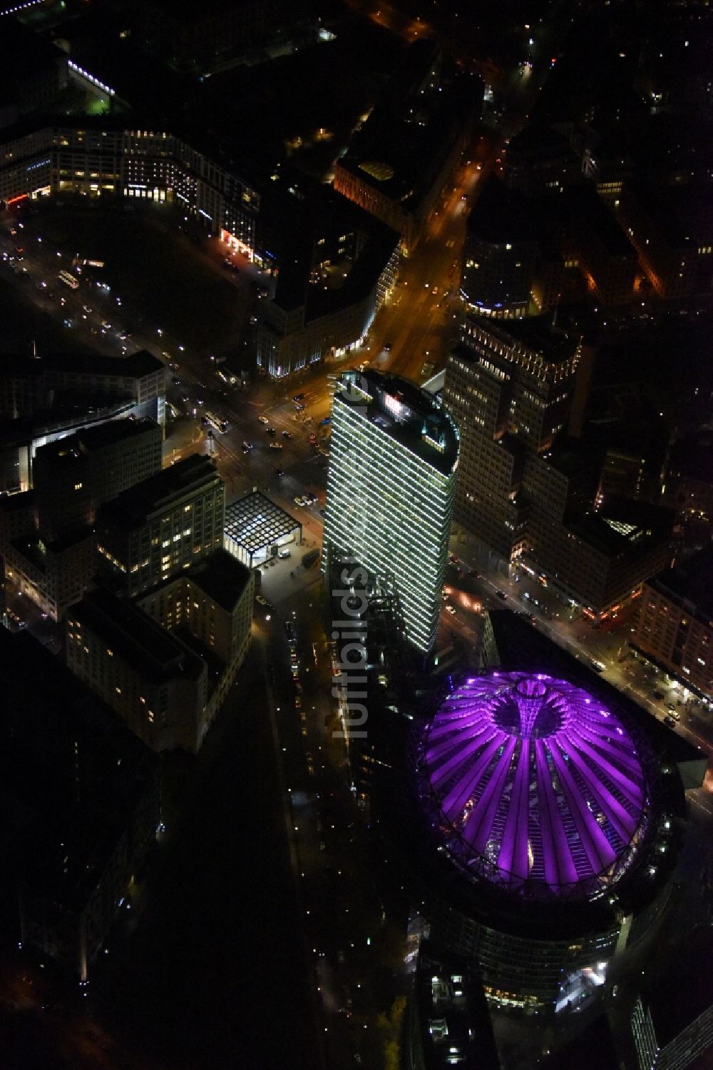 Nacht-Luftaufnahme Berlin - Nachtluftbild Bürohochhaus Bahn Tower am Sony-Center am Potsdamer Platz im Ortsteil Mitte in Berlin