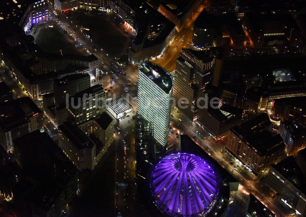 Berlin bei Nacht von oben - Nachtluftbild Bürohochhaus Bahn Tower am Sony-Center am Potsdamer Platz im Ortsteil Mitte in Berlin