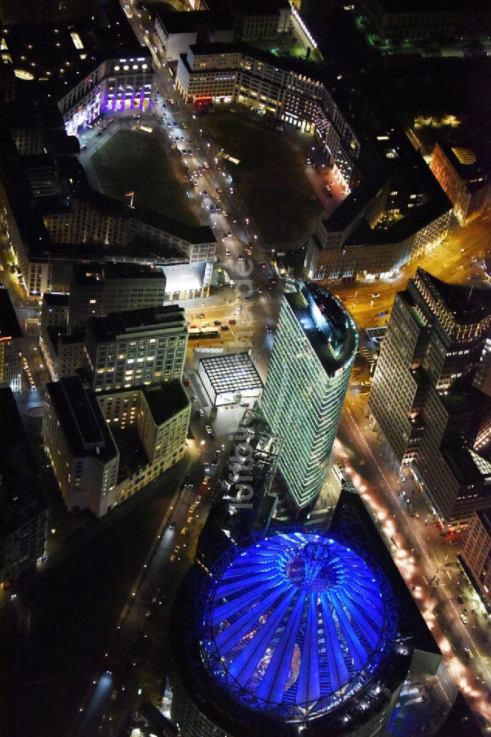 Berlin bei Nacht aus der Vogelperspektive: Nachtluftbild Bürohochhaus Bahn Tower am Sony-Center am Potsdamer Platz im Ortsteil Mitte in Berlin