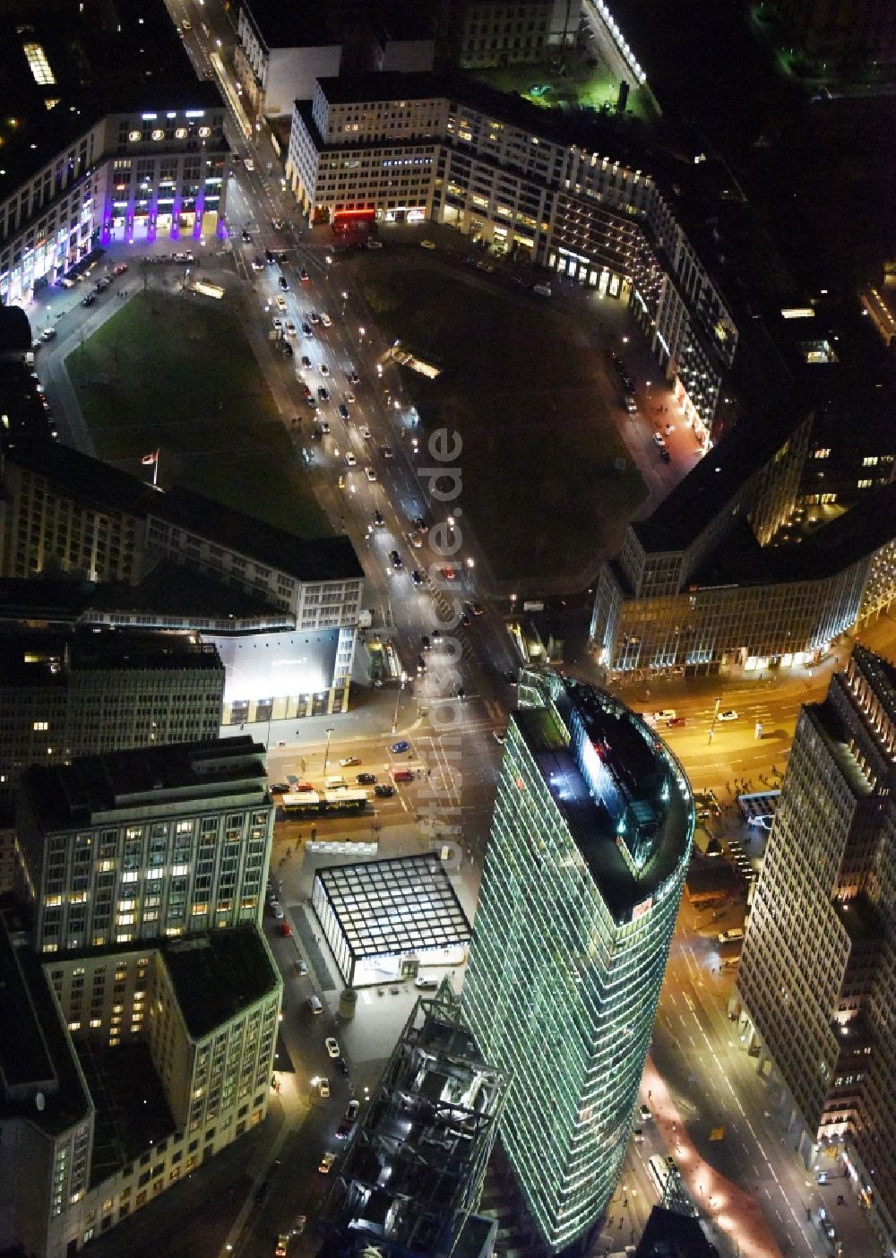 Nachtluftbild Berlin - Nachtluftbild Bürohochhaus Bahn Tower am Sony-Center am Potsdamer Platz im Ortsteil Mitte in Berlin