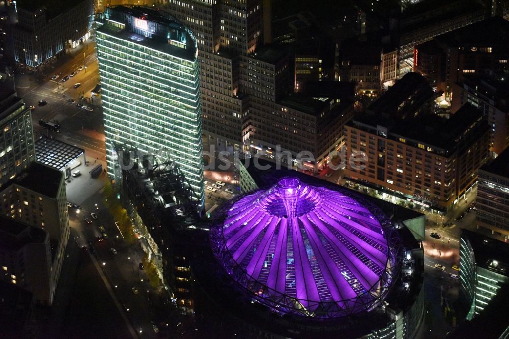 Nacht-Luftaufnahme Berlin - Nachtluftbild Bürohochhaus Bahn Tower am Sony-Center am Potsdamer Platz im Ortsteil Mitte in Berlin