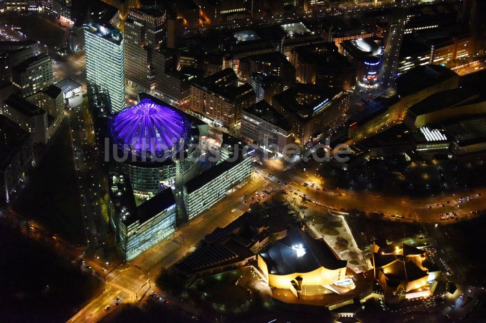 Berlin bei Nacht von oben - Nachtluftbild Bürohochhaus Bahn Tower am Sony-Center am Potsdamer Platz im Ortsteil Mitte in Berlin