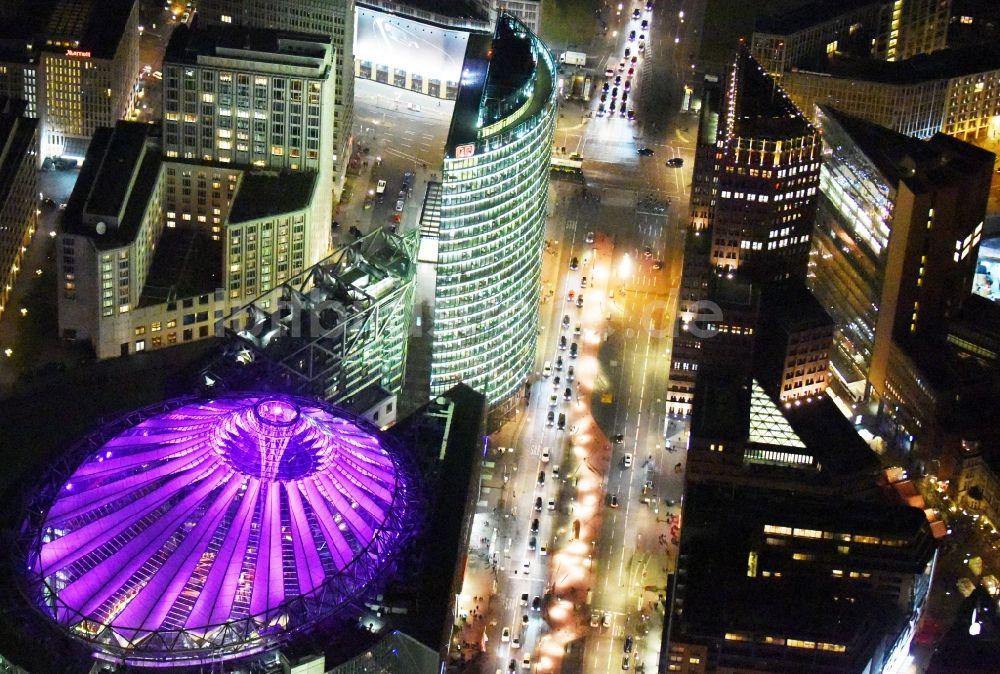 Berlin bei Nacht aus der Vogelperspektive: Nachtluftbild Bürohochhaus Bahn Tower am Sony-Center am Potsdamer Platz im Ortsteil Mitte in Berlin