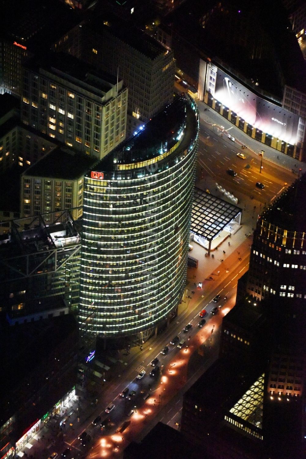 Berlin bei Nacht aus der Vogelperspektive: Nachtluftbild Bürohochhaus Bahn Tower am Sony-Center am Potsdamer Platz im Ortsteil Tiergarten in Berlin