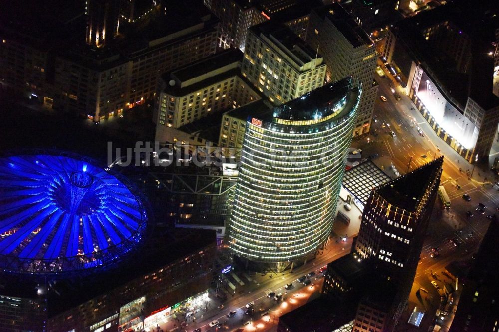 Nacht-Luftaufnahme Berlin - Nachtluftbild Bürohochhaus Bahn Tower am Sony-Center am Potsdamer Platz im Ortsteil Tiergarten in Berlin