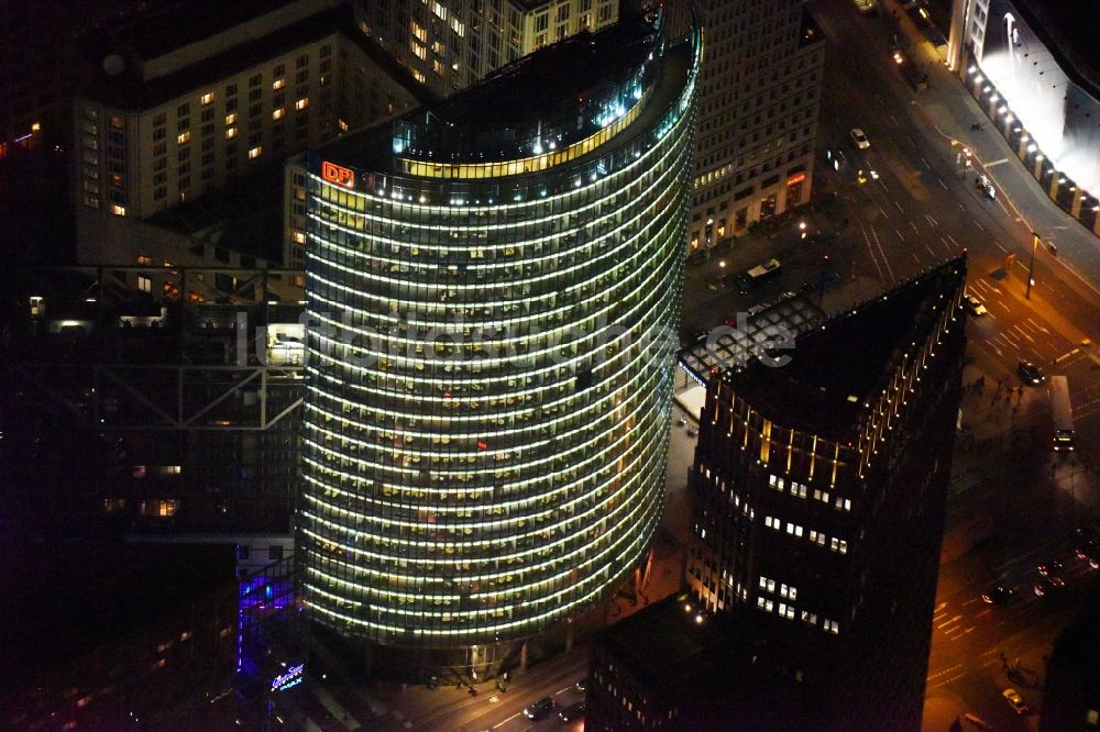 Berlin bei Nacht von oben - Nachtluftbild Bürohochhaus Bahn Tower am Sony-Center am Potsdamer Platz im Ortsteil Tiergarten in Berlin