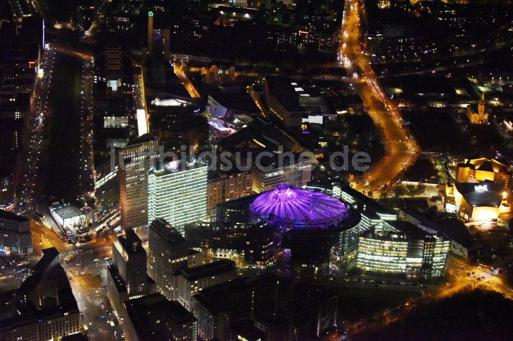 Berlin bei Nacht von oben - Nachtluftbild Bürohochhaus Bahn Tower und Sony-Center an der Potsdamer Straße am Potsdamer Platz im Ortsteil Mitte in Berlin