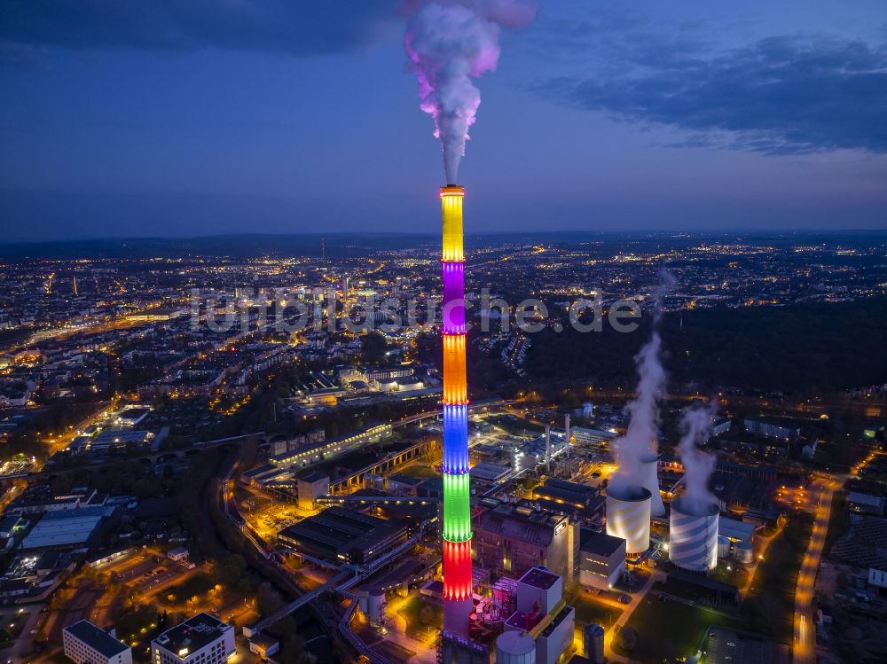 Chemnitz bei Nacht aus der Vogelperspektive: Nachtluftbild Bunter Schornstein Chemnitzer Esse im Ortsteil Furth in Chemnitz im Bundesland Sachsen, Deutschland