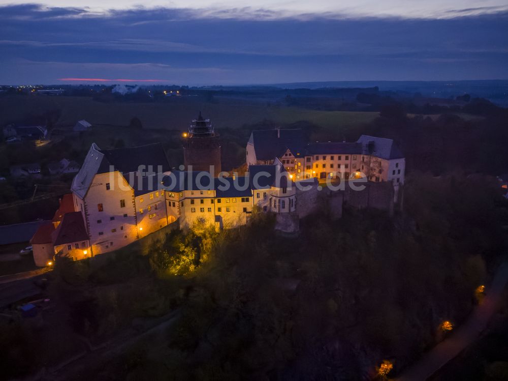 Leisnig bei Nacht aus der Vogelperspektive: Nachtluftbild Burg Mildenstein in Leisnig im Bundesland Sachsen