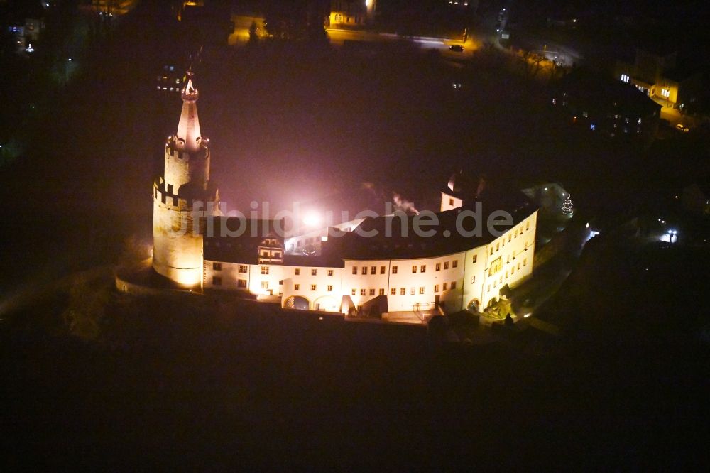 Weida bei Nacht aus der Vogelperspektive: Nachtluftbild Burg - Museum Osterburg in Weida im Bundesland Thüringen, Deutschland