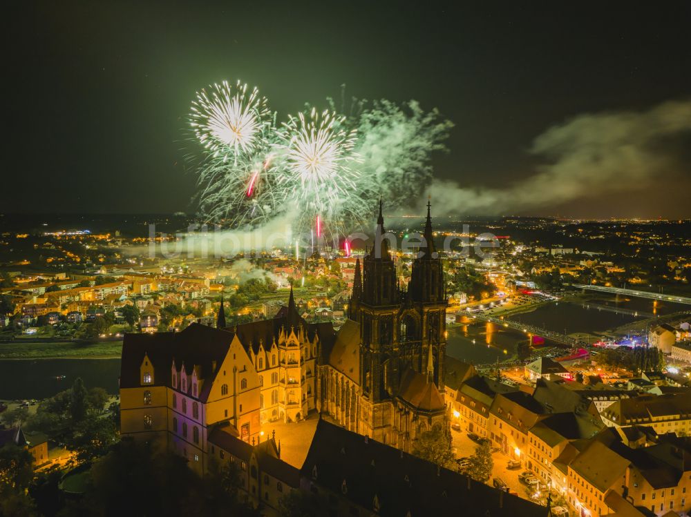 Meißen bei Nacht aus der Vogelperspektive: Nachtluftbild Burganlage des Schloss Albrechtsburg mit dem Hochstift Dom am Domplatz in Meißen im Bundesland Sachsen