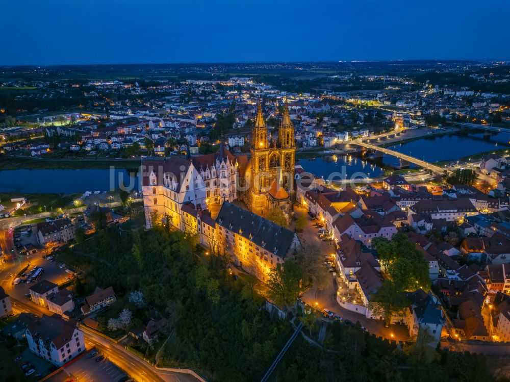 Nachtluftbild Meißen - Nachtluftbild Burganlage des Schloss Albrechtsburg mit dem Hochstift Dom am Domplatz in Meißen im Bundesland Sachsen