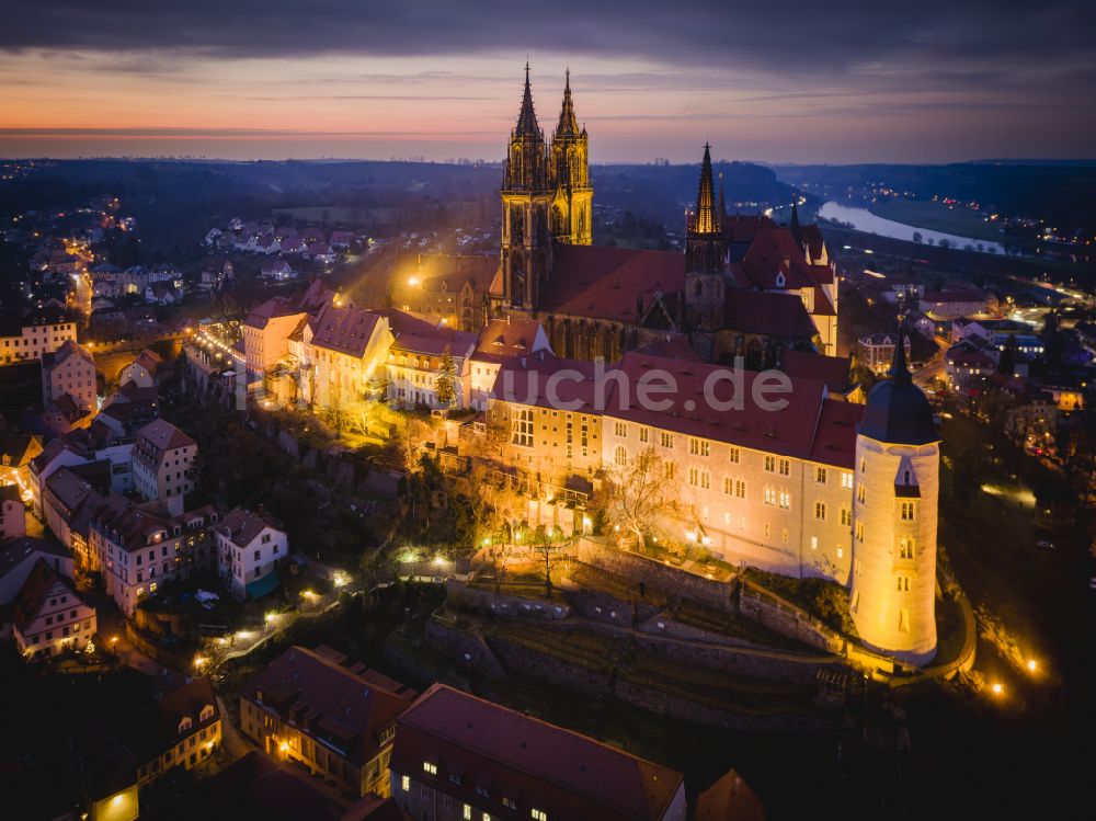 Meißen bei Nacht aus der Vogelperspektive: Nachtluftbild Burganlage des Schloss Albrechtsburg mit dem Hochstift Dom am Domplatz in Meißen im Bundesland Sachsen