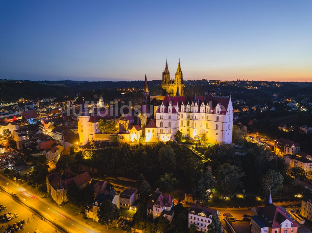 Nacht-Luftaufnahme Meißen - Nachtluftbild Burganlage des Schloss Albrechtsburg mit dem Hochstift Dom am Domplatz in Meißen im Bundesland Sachsen