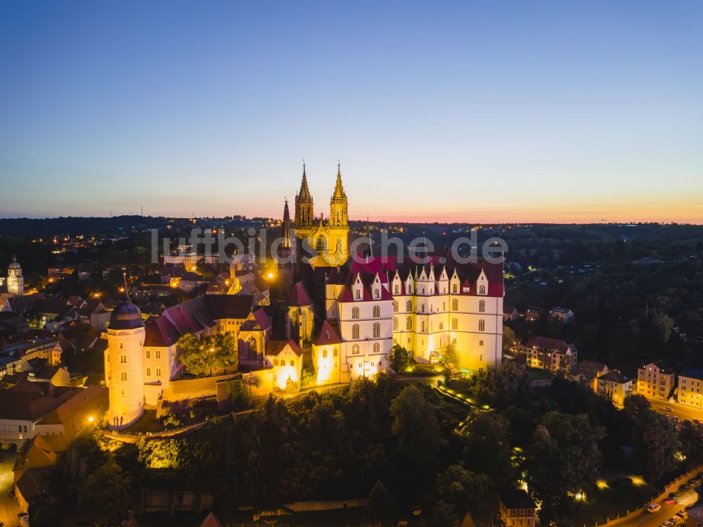 Meißen bei Nacht von oben - Nachtluftbild Burganlage des Schloss Albrechtsburg mit dem Hochstift Dom am Domplatz in Meißen im Bundesland Sachsen