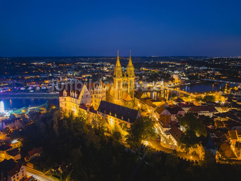 Meißen bei Nacht aus der Vogelperspektive: Nachtluftbild Burganlage des Schloss Albrechtsburg mit dem Hochstift Dom am Domplatz in Meißen im Bundesland Sachsen