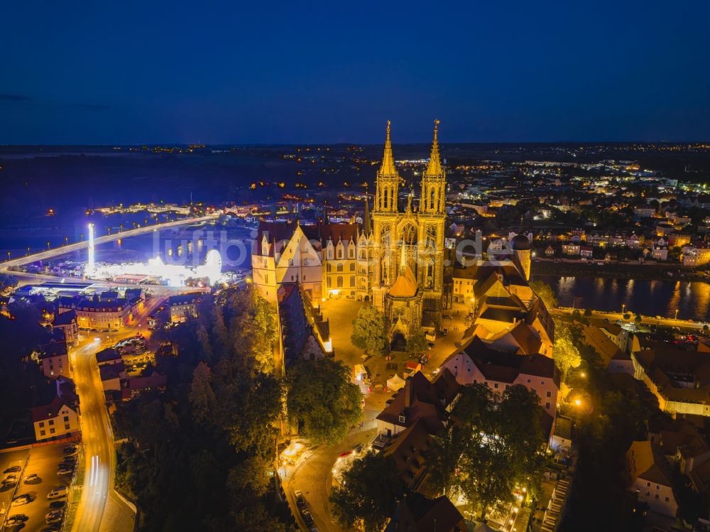 Nacht-Luftaufnahme Meißen - Nachtluftbild Burganlage des Schloss Albrechtsburg mit dem Hochstift Dom am Domplatz in Meißen im Bundesland Sachsen