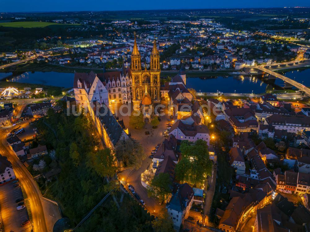 Meißen bei Nacht von oben - Nachtluftbild Burganlage des Schloss Albrechtsburg mit dem Hochstift Dom am Domplatz in Meißen im Bundesland Sachsen