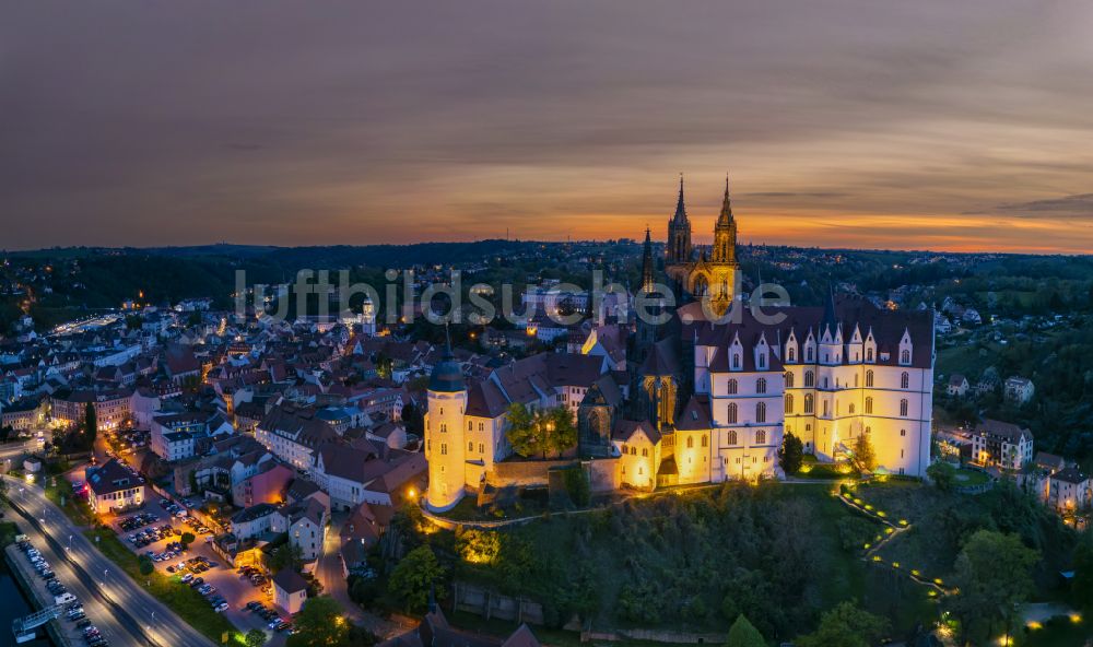 Meißen bei Nacht aus der Vogelperspektive: Nachtluftbild Burganlage des Schloss Albrechtsburg mit dem Hochstift Dom am Domplatz in Meißen im Bundesland Sachsen