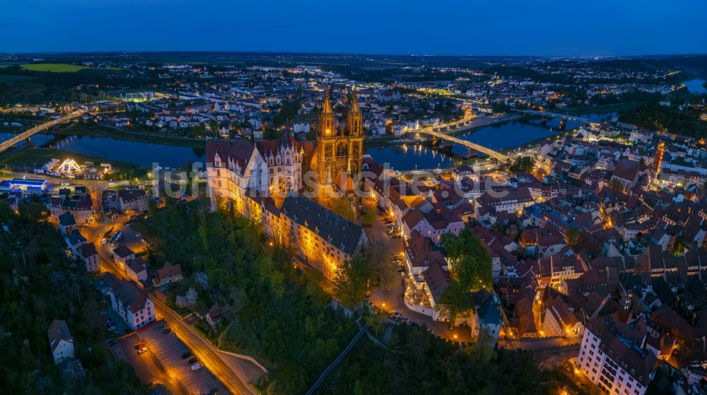 Nachtluftbild Meißen - Nachtluftbild Burganlage des Schloss Albrechtsburg mit dem Hochstift Dom am Domplatz in Meißen im Bundesland Sachsen