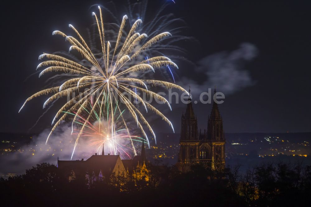 Meißen bei Nacht aus der Vogelperspektive: Nachtluftbild Burganlage des Schloss Albrechtsburg mit dem Hochstift Dom am Domplatz in Meißen im Bundesland Sachsen