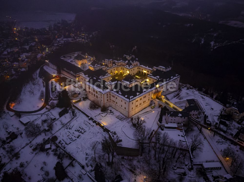 Augustusburg bei Nacht aus der Vogelperspektive: Nachtluftbild Burganlage des Schloss und Schlosstheater in Augustusburg im Bundesland Sachsen