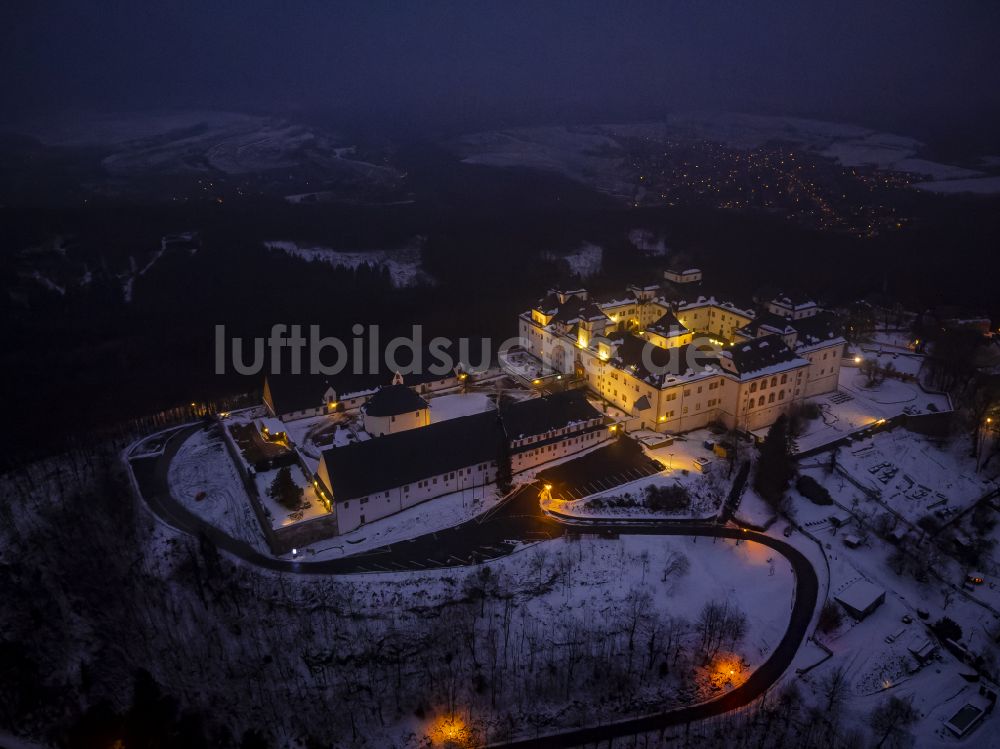 Nacht-Luftaufnahme Augustusburg - Nachtluftbild Burganlage des Schloss und Schlosstheater in Augustusburg im Bundesland Sachsen