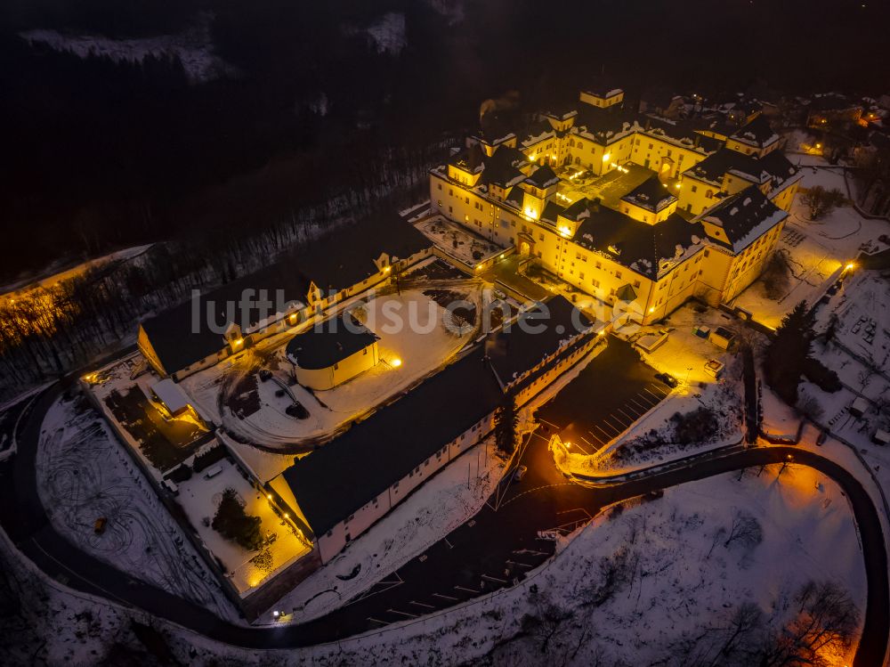 Augustusburg bei Nacht von oben - Nachtluftbild Burganlage des Schloss und Schlosstheater in Augustusburg im Bundesland Sachsen