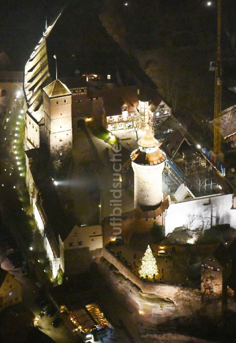 Nürnberg bei Nacht aus der Vogelperspektive: Nachtluftbild Burganlage der Veste Kaiserburg in Nürnberg im Bundesland Bayern, Deutschland