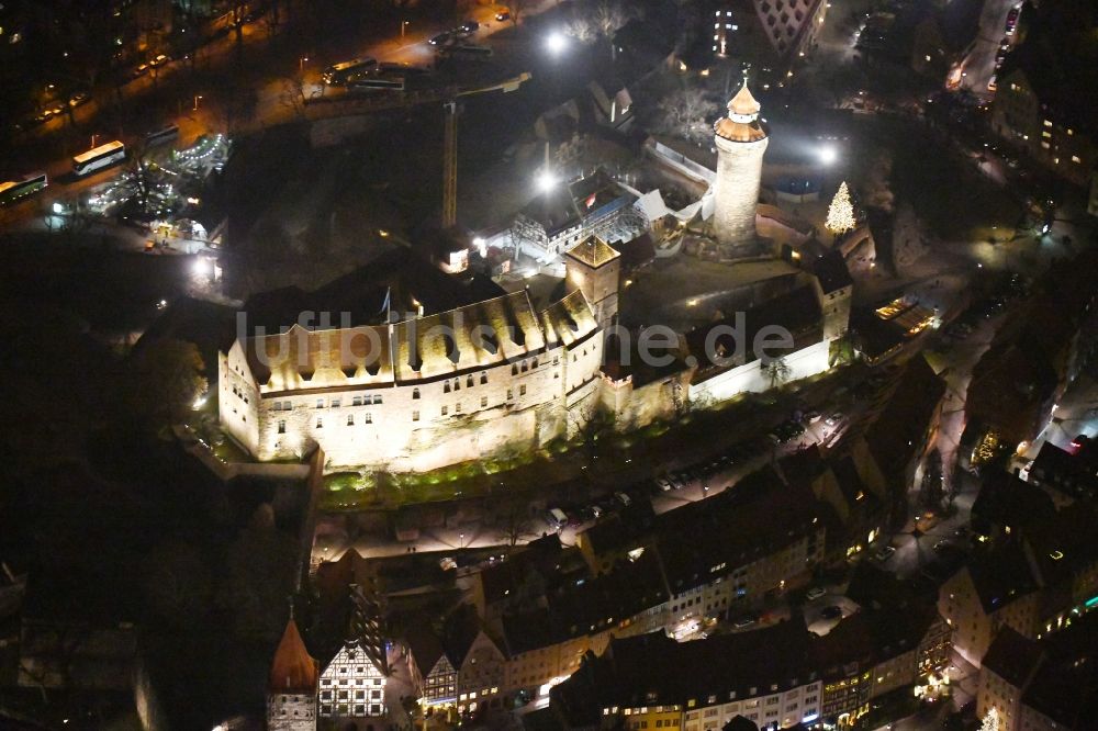 Nachtluftbild Nürnberg - Nachtluftbild Burganlage der Veste Kaiserburg in Nürnberg im Bundesland Bayern, Deutschland