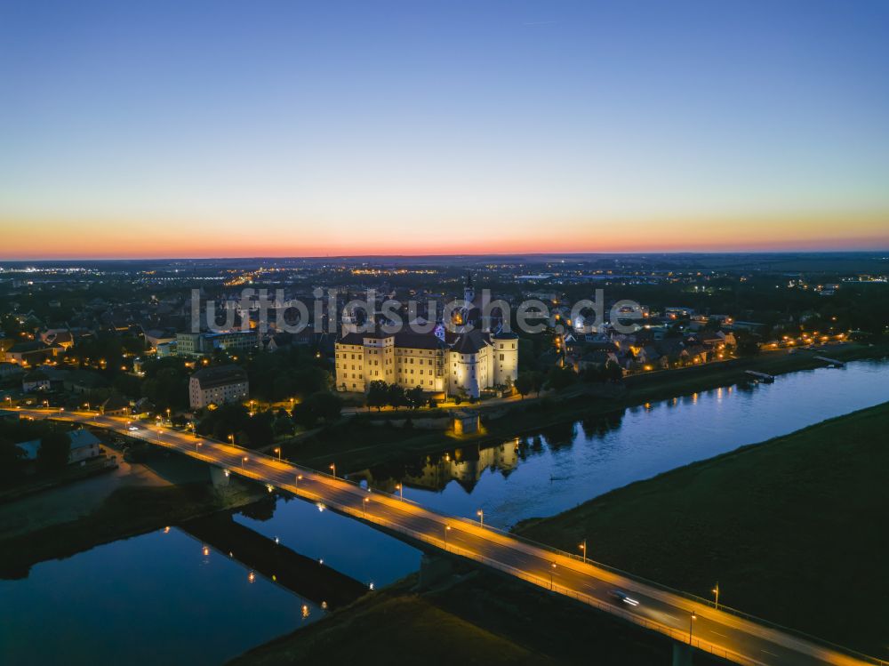 Torgau bei Nacht von oben - Nachtluftbild Burganlage der Veste Schloß und Schlosskirche Hartenfels in Torgau im Bundesland Sachsen